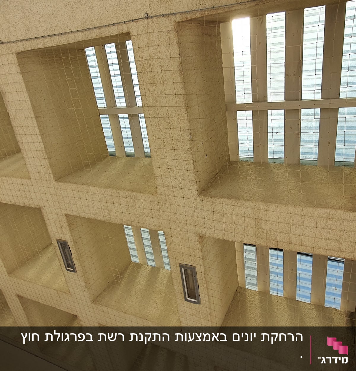 רשת למניעת כניסת יונים על תקרת מבנה